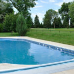 ¿Por qué las piscinas enterradas de fibra de vidrio requieren menos mantenimiento?