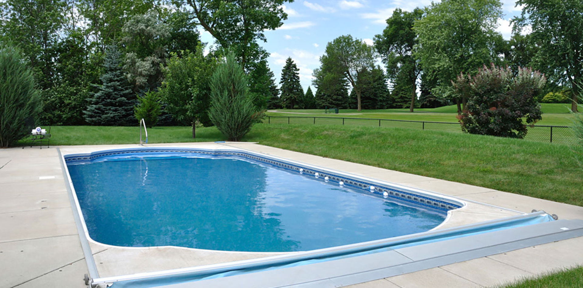 ¿Por qué las piscinas enterradas de fibra de vidrio requieren menos mantenimiento?