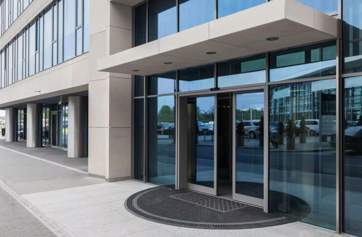 Puertas de aluminio abatibles: una solución práctica y versátil para cualquier espacio